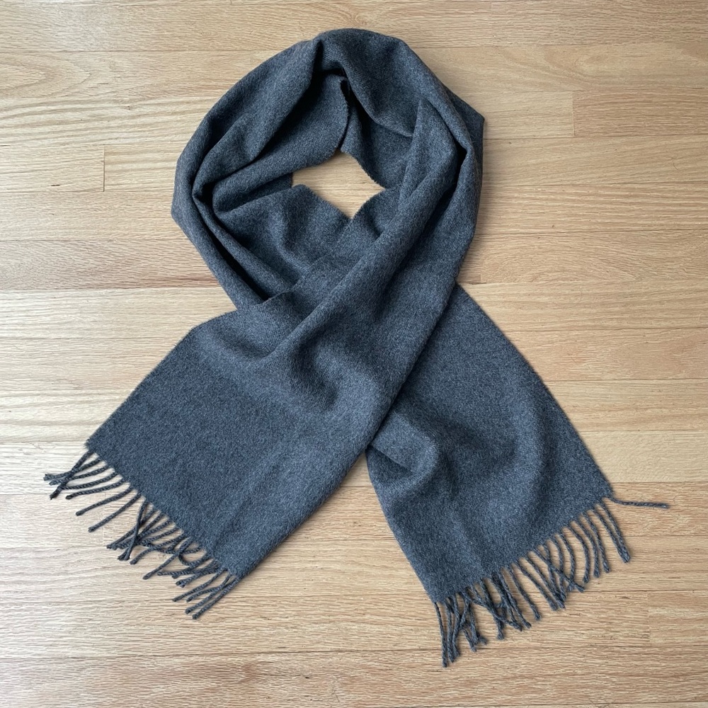 Gray Fringe Baby Alpaca Wool Scarf In Excellent Condition - Picture 1 of 5